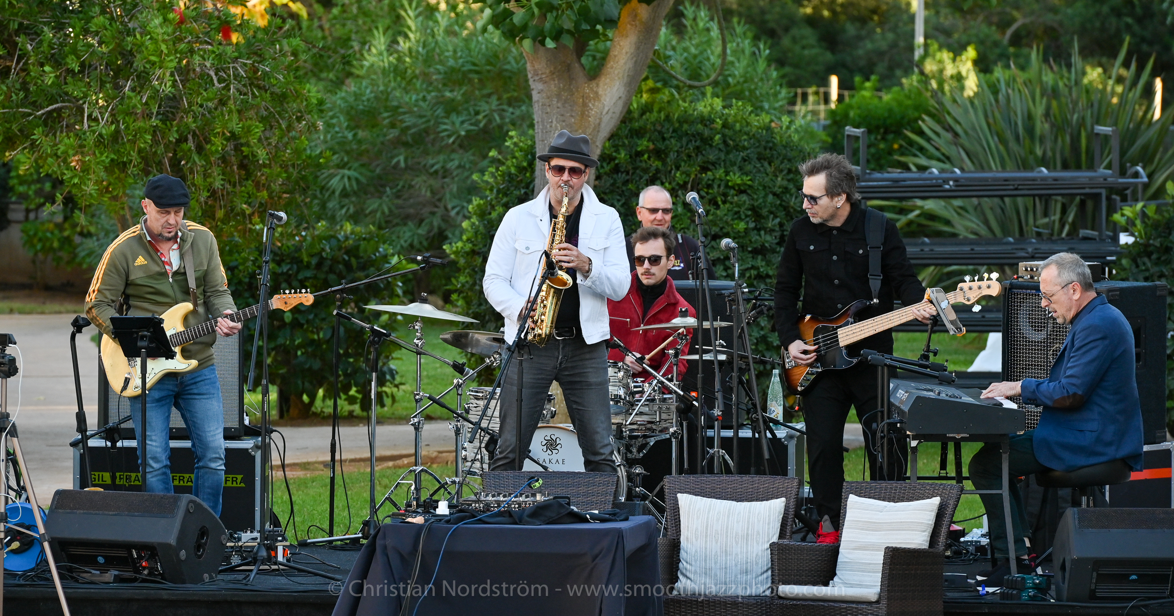 SJM2022 11 04 CoolbythePool 009