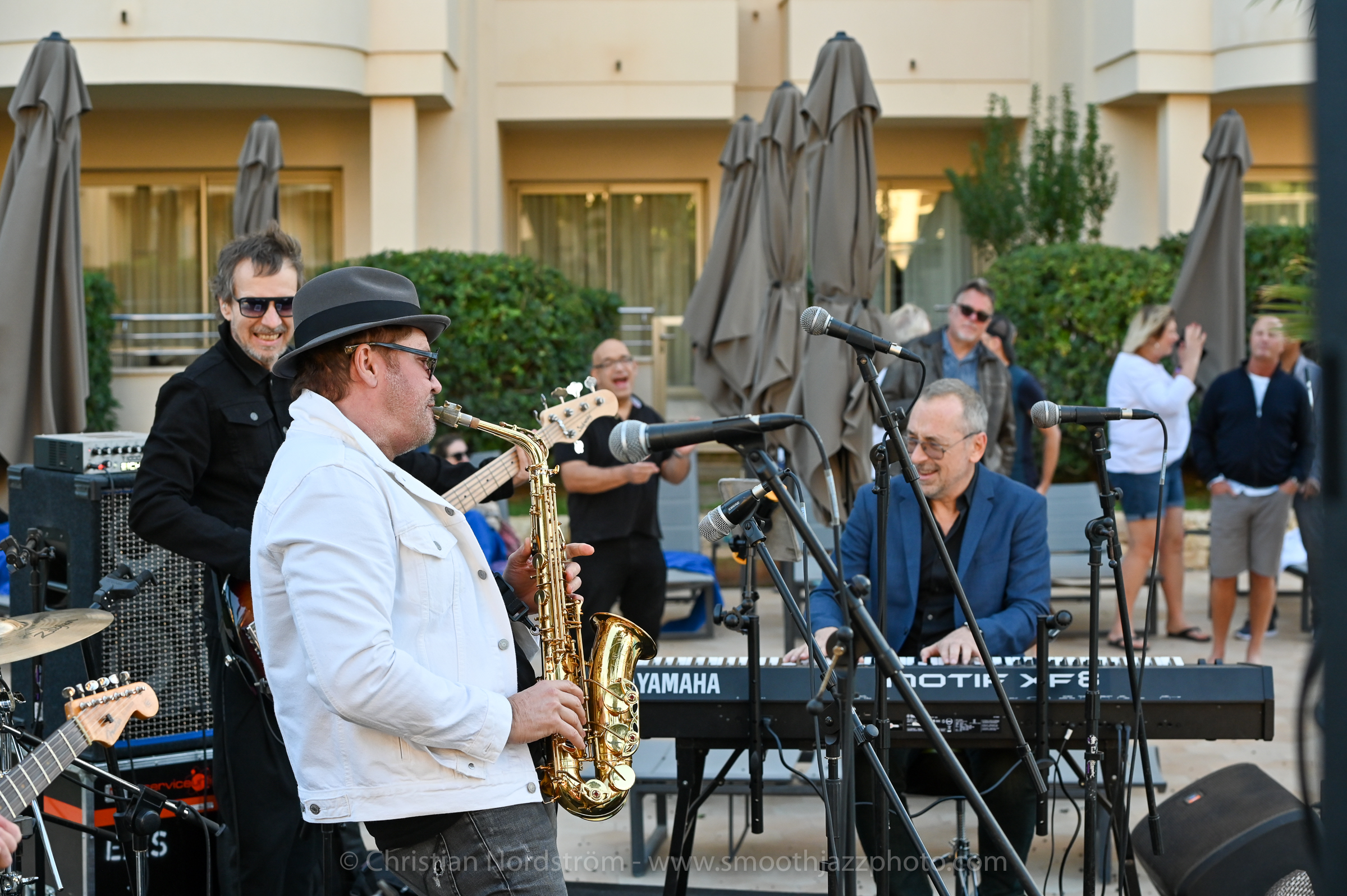 SJM2022 11 04 CoolbythePool 014